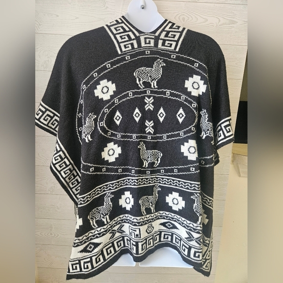 Alpaca Reversible Shawl - Women's Ruana Wrap - Black and White, Peru - Picture 3 of 6